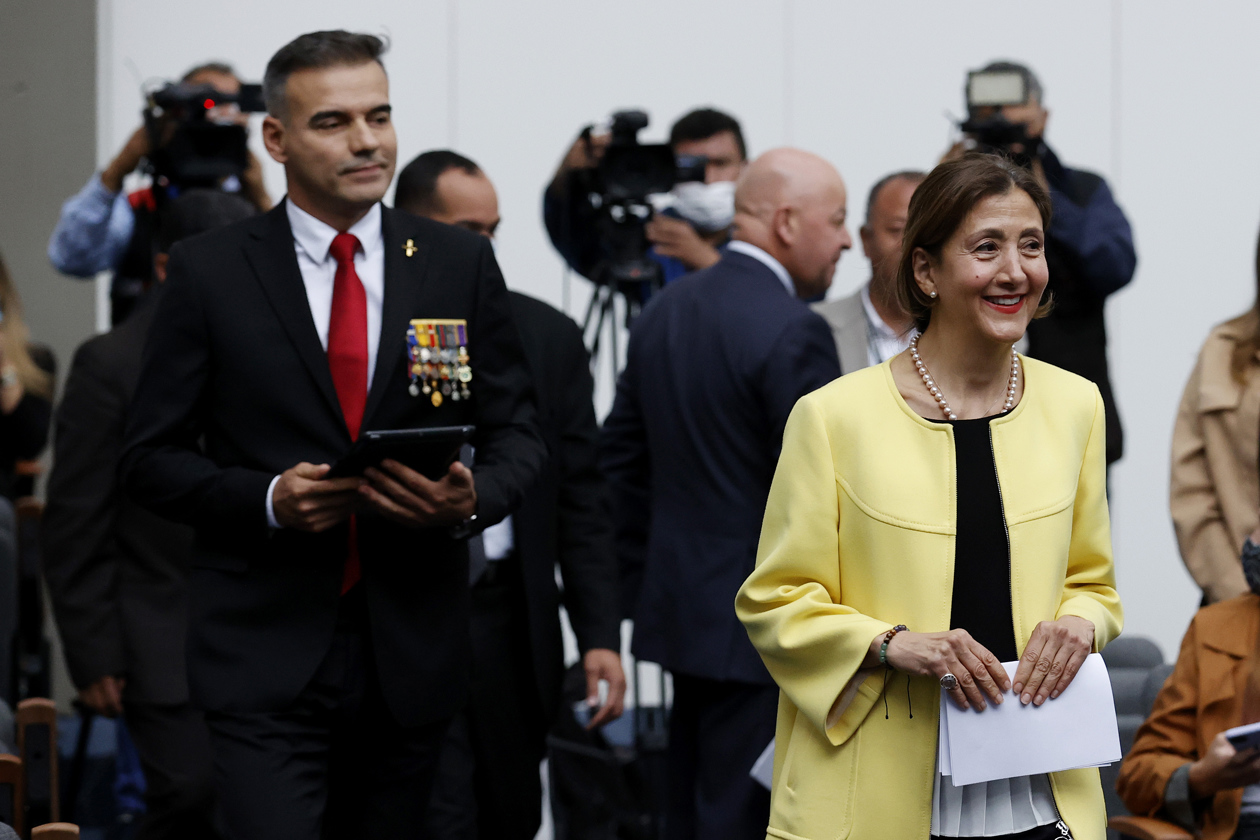 La candidata presidencial colombiana Íngrid Betancourt es vista hoy junto a su fórmula vicepresidencial, el coronel José Luis Esparza (i), durante la inscripción de su candidatura en la sede de la Registraduría Nacional en Bogotá (Colombia). 