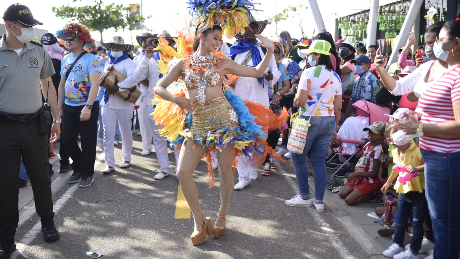 La Reina del Carnaval, Valeria Charris, acompañó el desfile de los niños en el Malecón.
