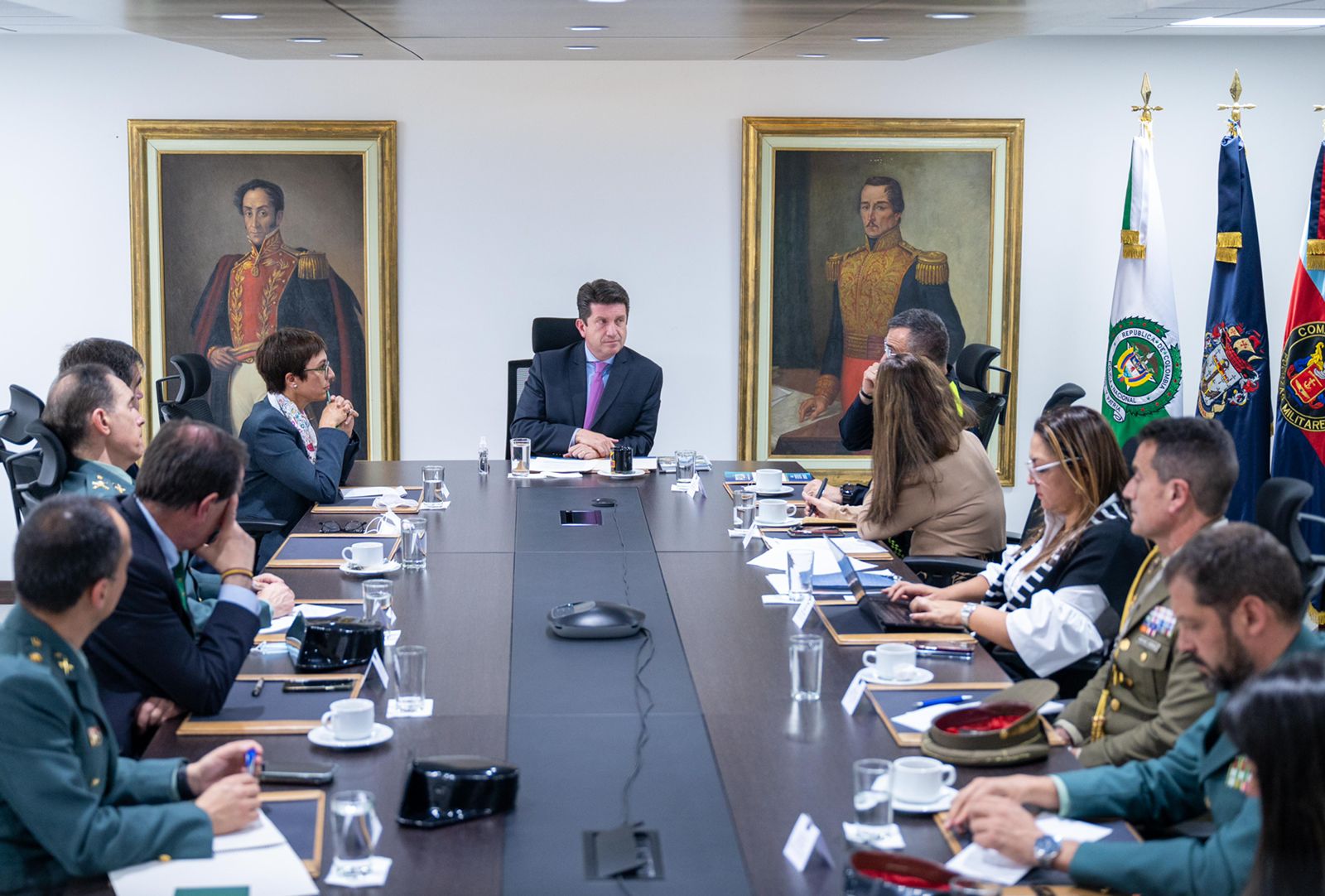 El ministro de Defensa de Colombia Diego Molano (d) y la directora general de la Guardia Civil española María Gámez (c) hoy, en Bogotá (Colombia). Gámez y Molano ratificaron la cooperación entre los dos países al más alto nivel en la lucha contra el crimen trasnacional, durante una reunión que mantuvieron en Bogotá. 