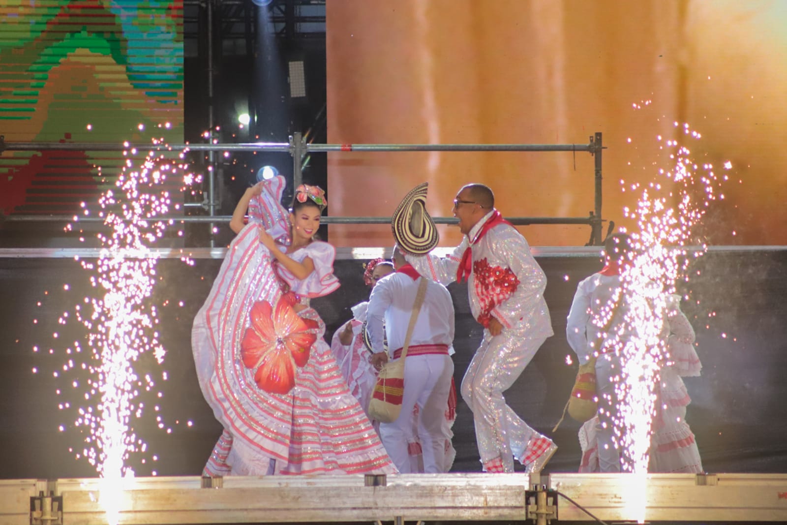 Los reyes del Carnaval de Barranquilla, Valeria Charris y Kevin Torres, bailan cumbia en la noche de coronación,