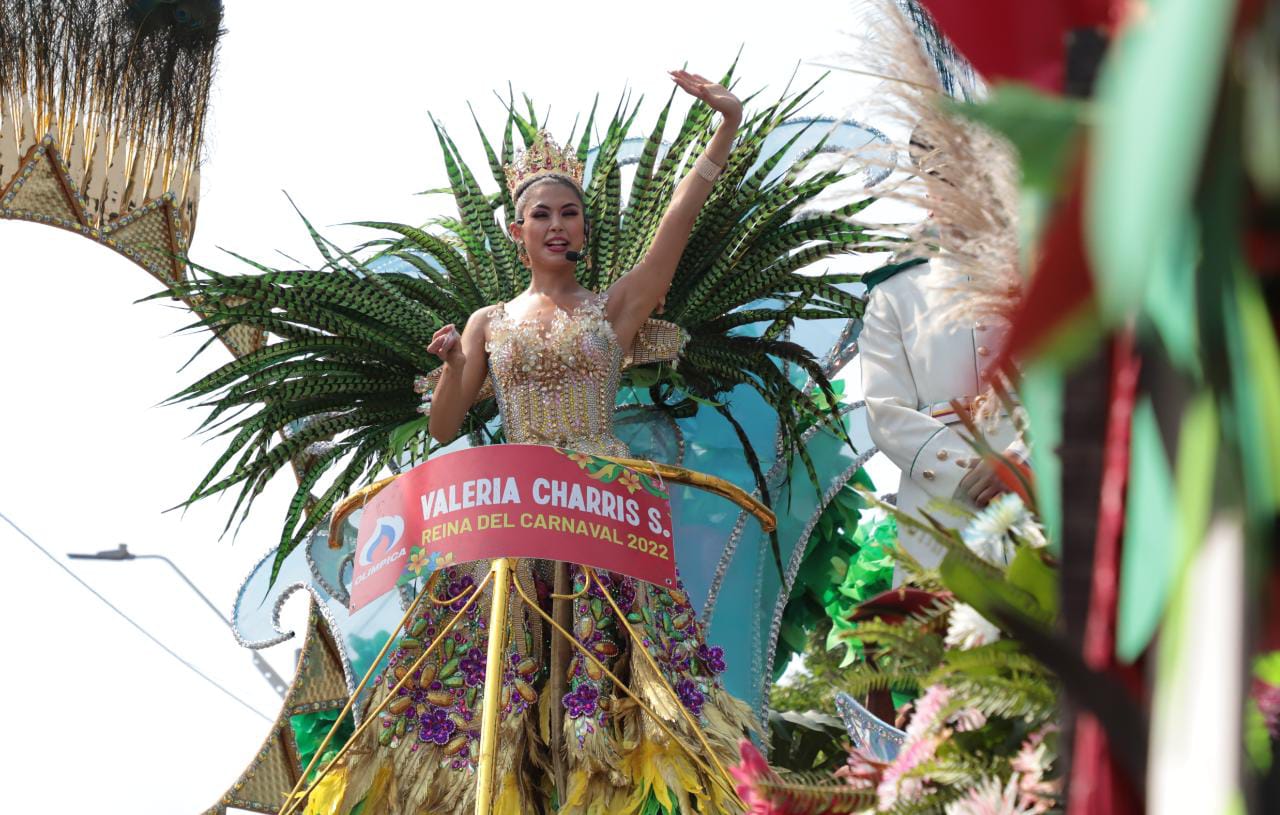 La Reina del Carnaval de Barranquilla, Valeria Charris, saluda a su pueblo.