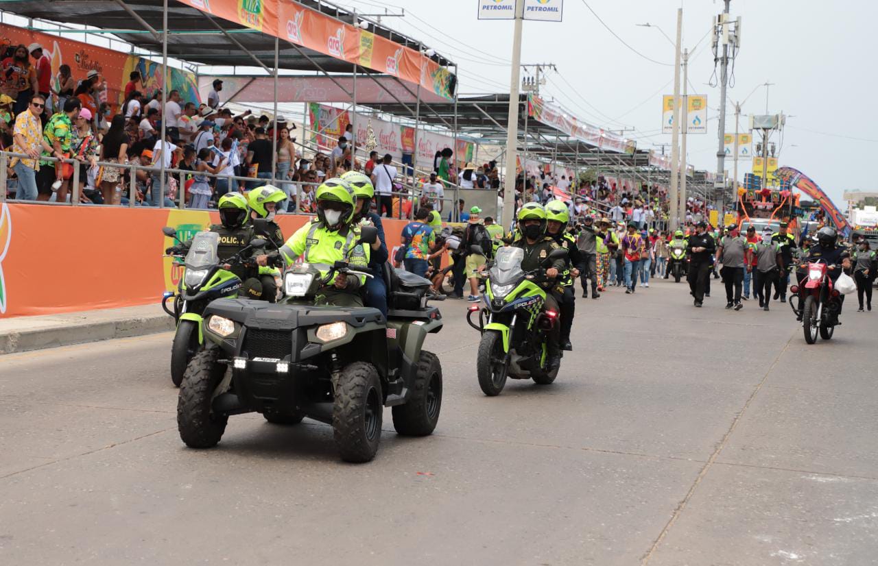 La Policía Nacional presidió el desfile de la Batalla de Flores 2022.
