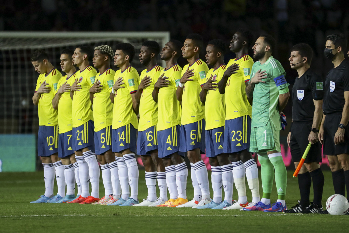 Jugadores de Colombia entonan su himno nacional.