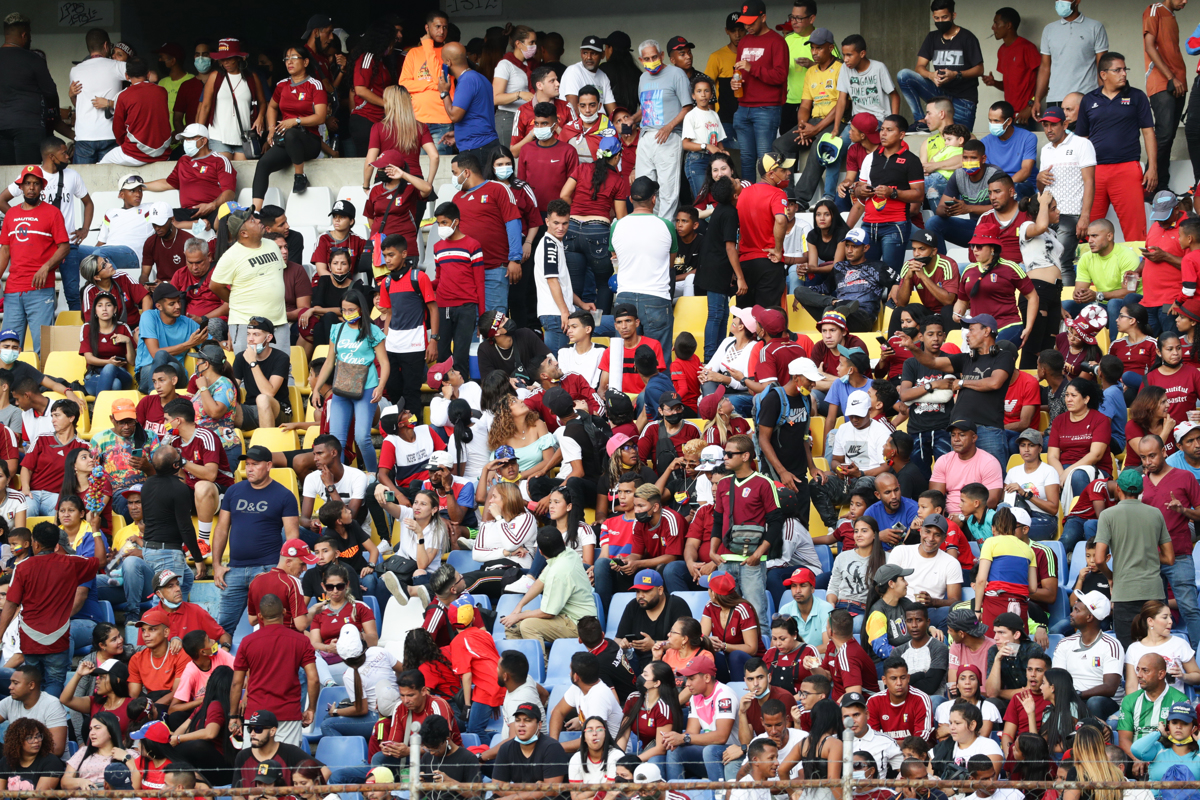 Aficionados de Venezuela asisten hoy, a un partido de las eliminatorias.