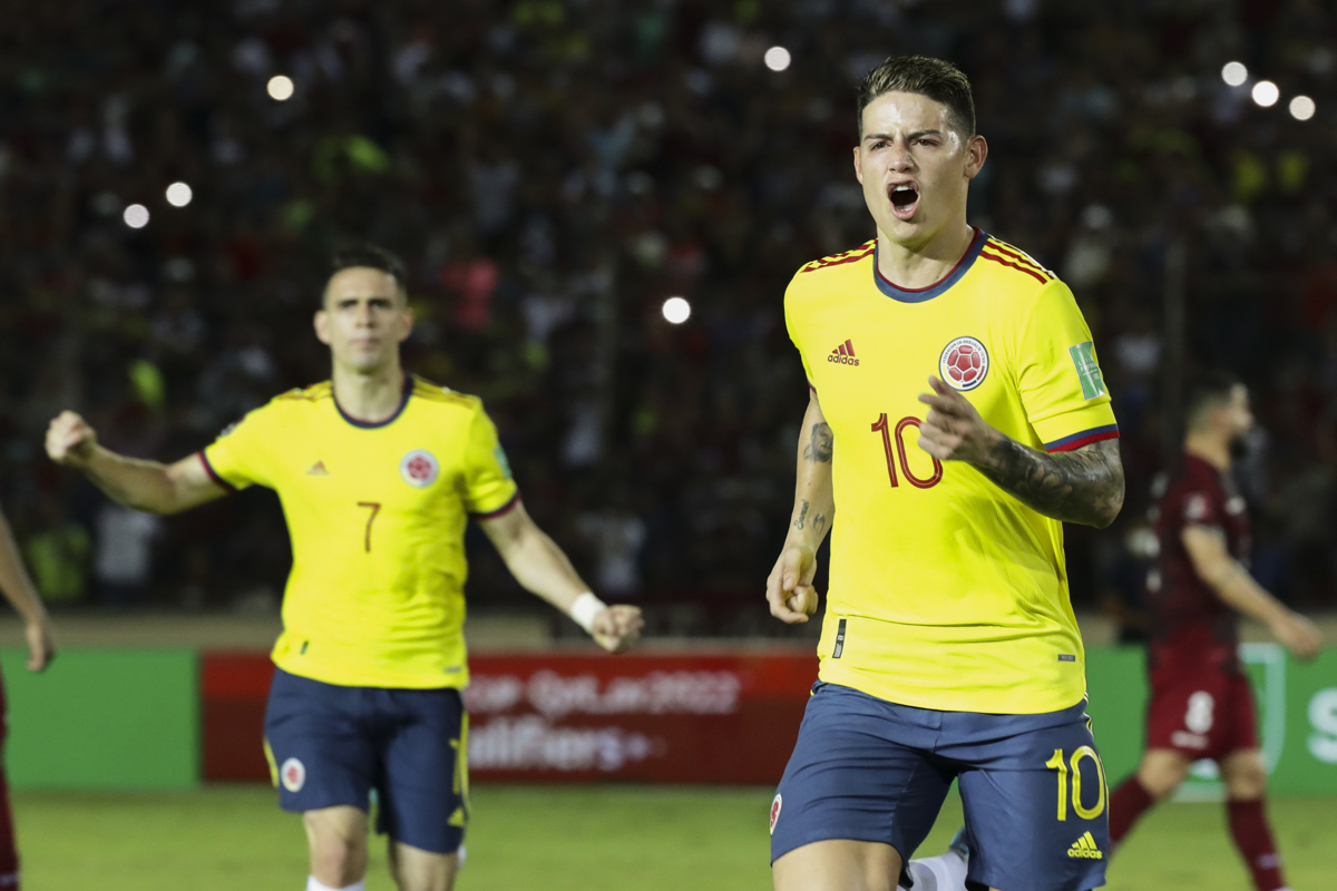 James Rodríguez de Colombia celebra luego de anotar un gol