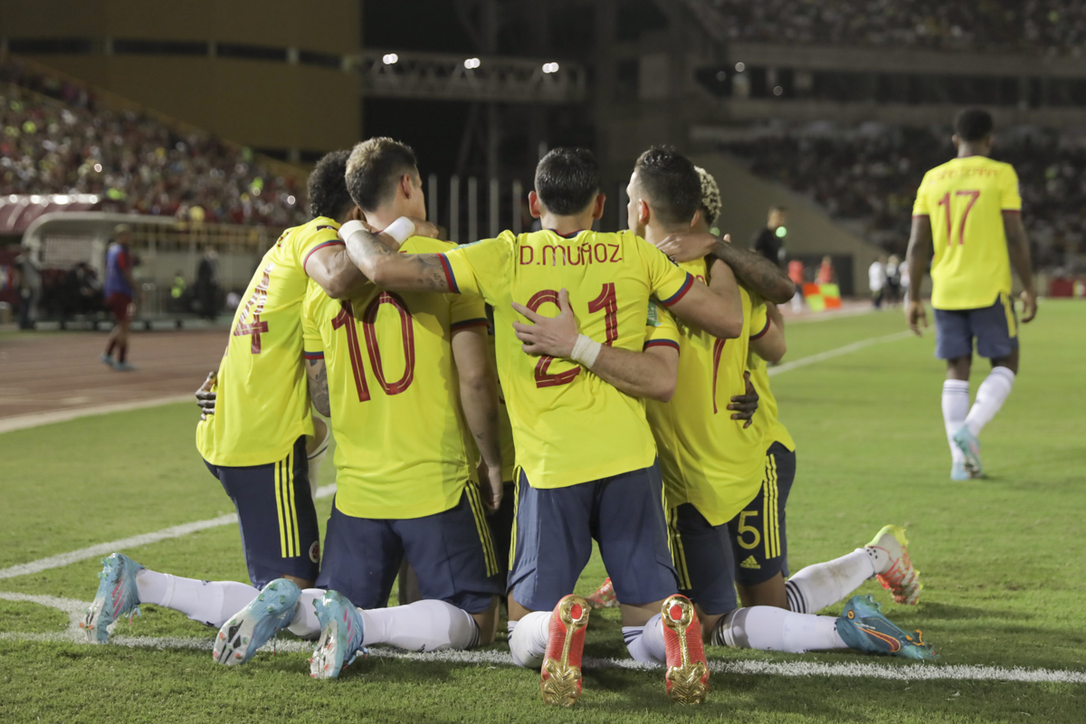 Jugadores de Colombia celebrando el gol del triunfo.