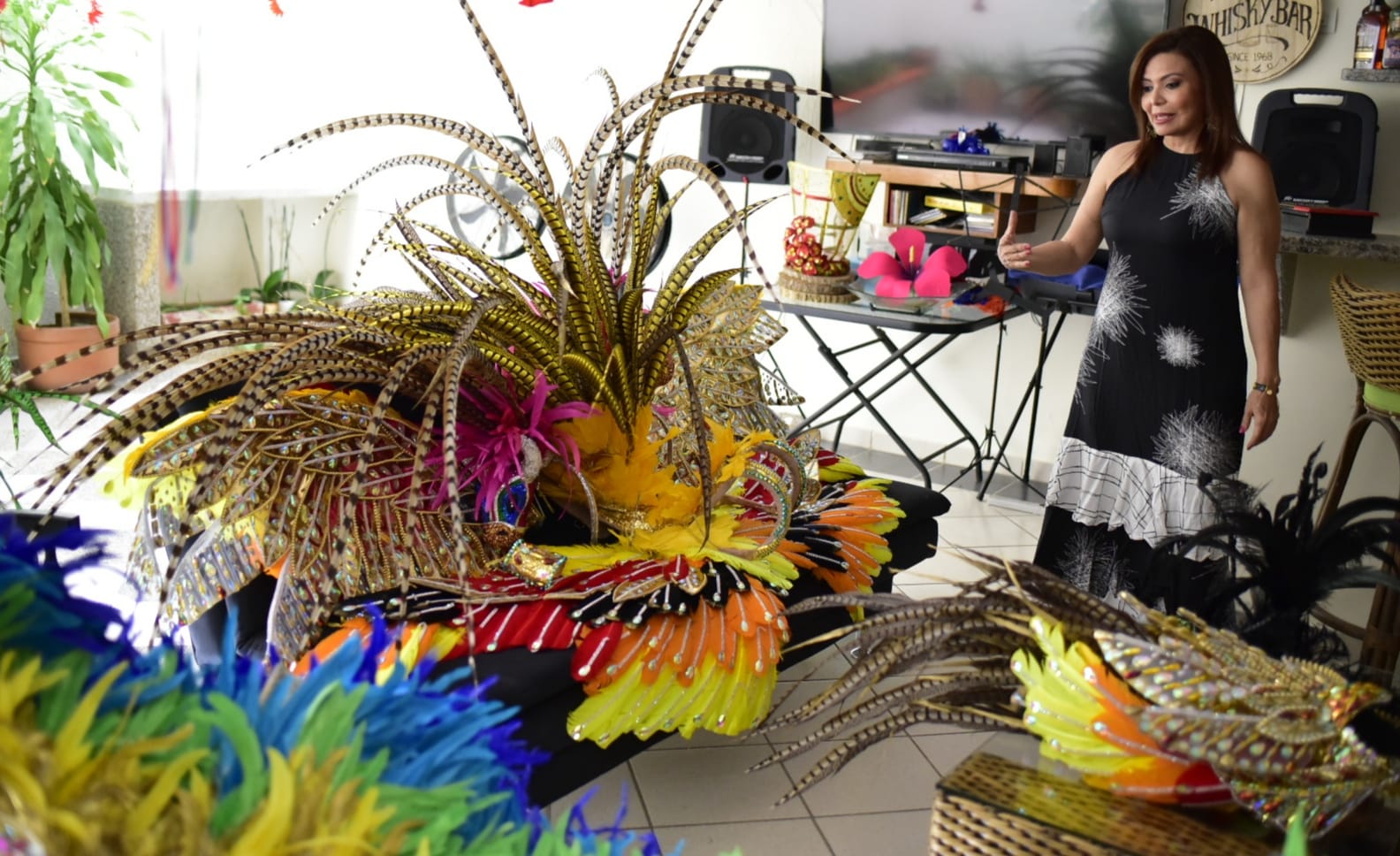 La mamá de la reina, Sandry Salcedo, organiza el vestuario usado por su hija en el Carnaval.