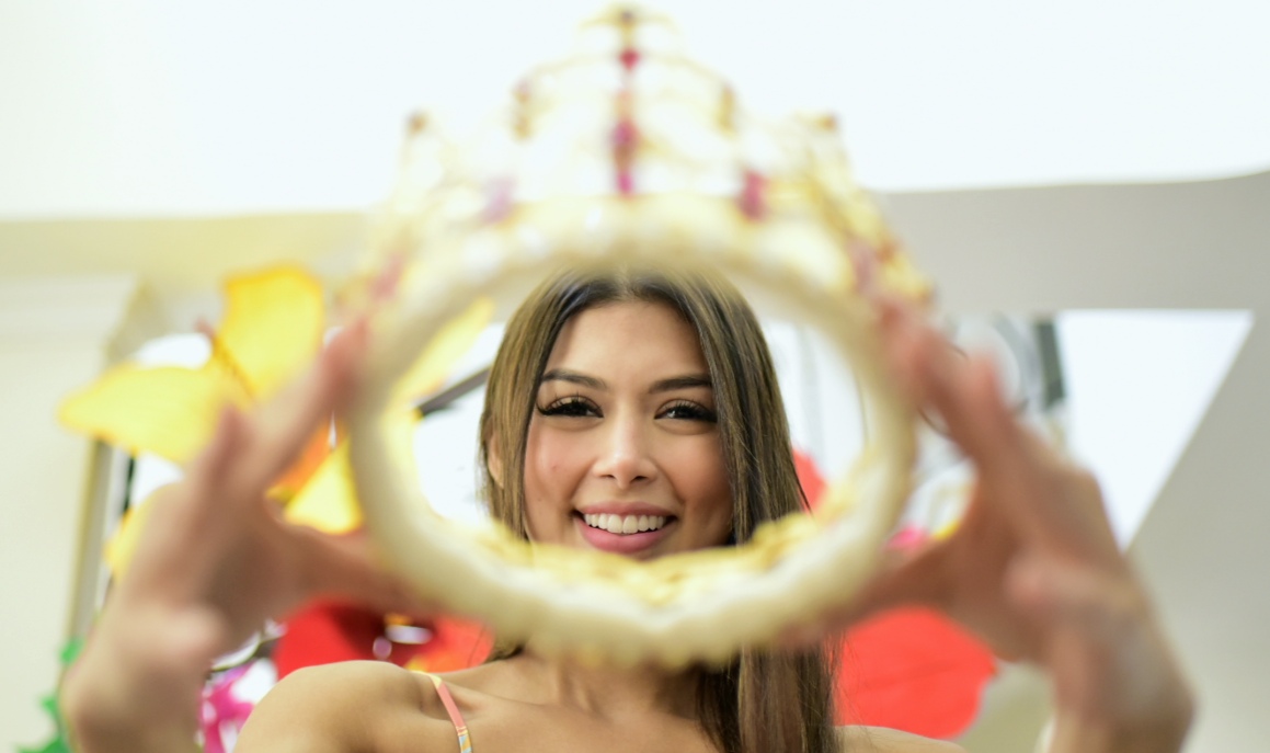 Reina del Carnaval, Valeria Charris, con la corona diseñada por AMETT, de alta joyería elaborada en plata de Ley 950 y piezas en bronce con baño de oro de 24 quilates y 500 circones suizo.