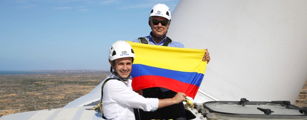 El Presidente Iván Duque y el Ministro de Minas Diego Mesa en el parque eólico de La Guajira.