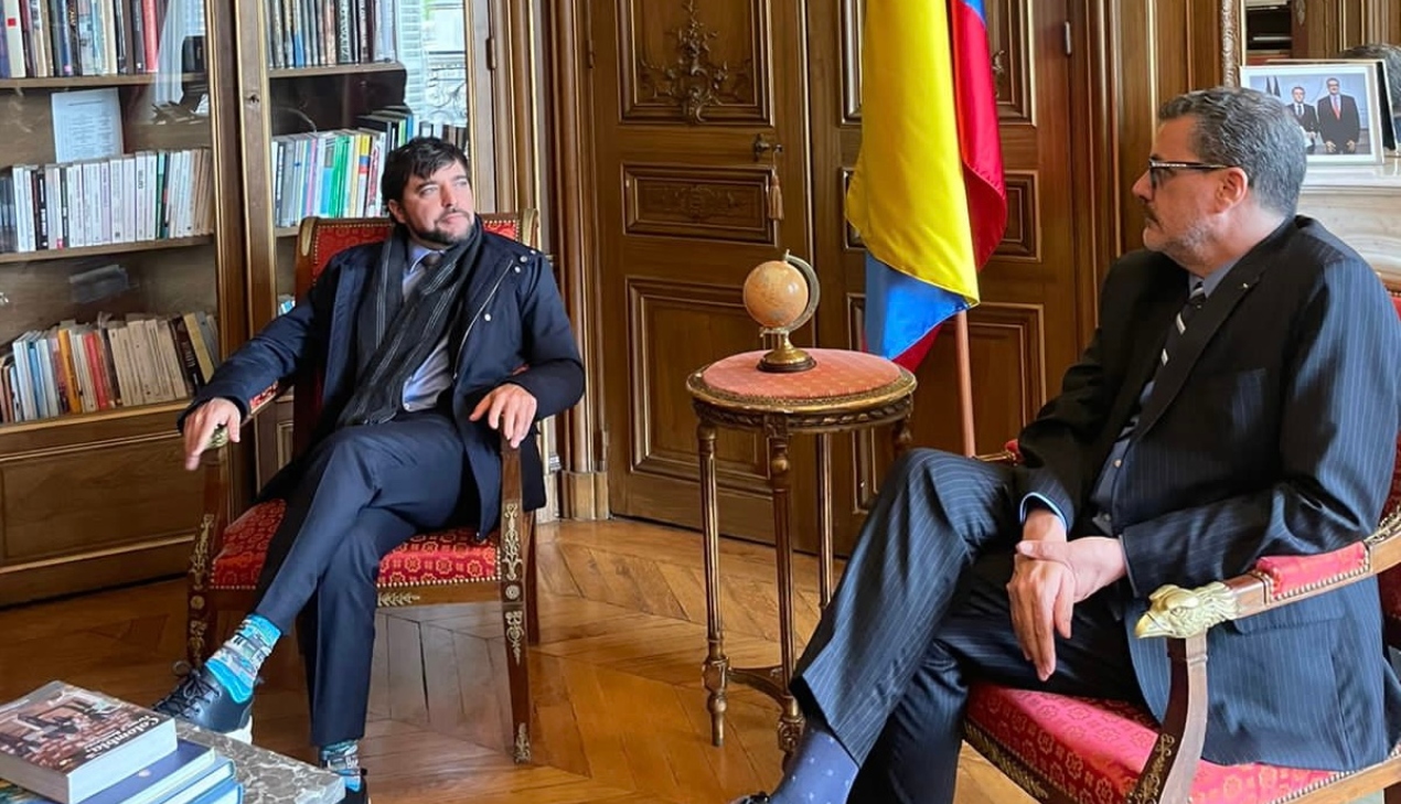 Alcalde de Barranquilla conversa con el embajador de Colombia en Francia, Mauricio Vargas Linares.