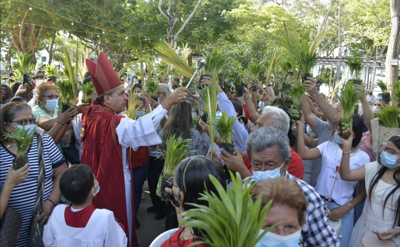 Momento en el que el Arzobispo Salas bendice los ramos. 