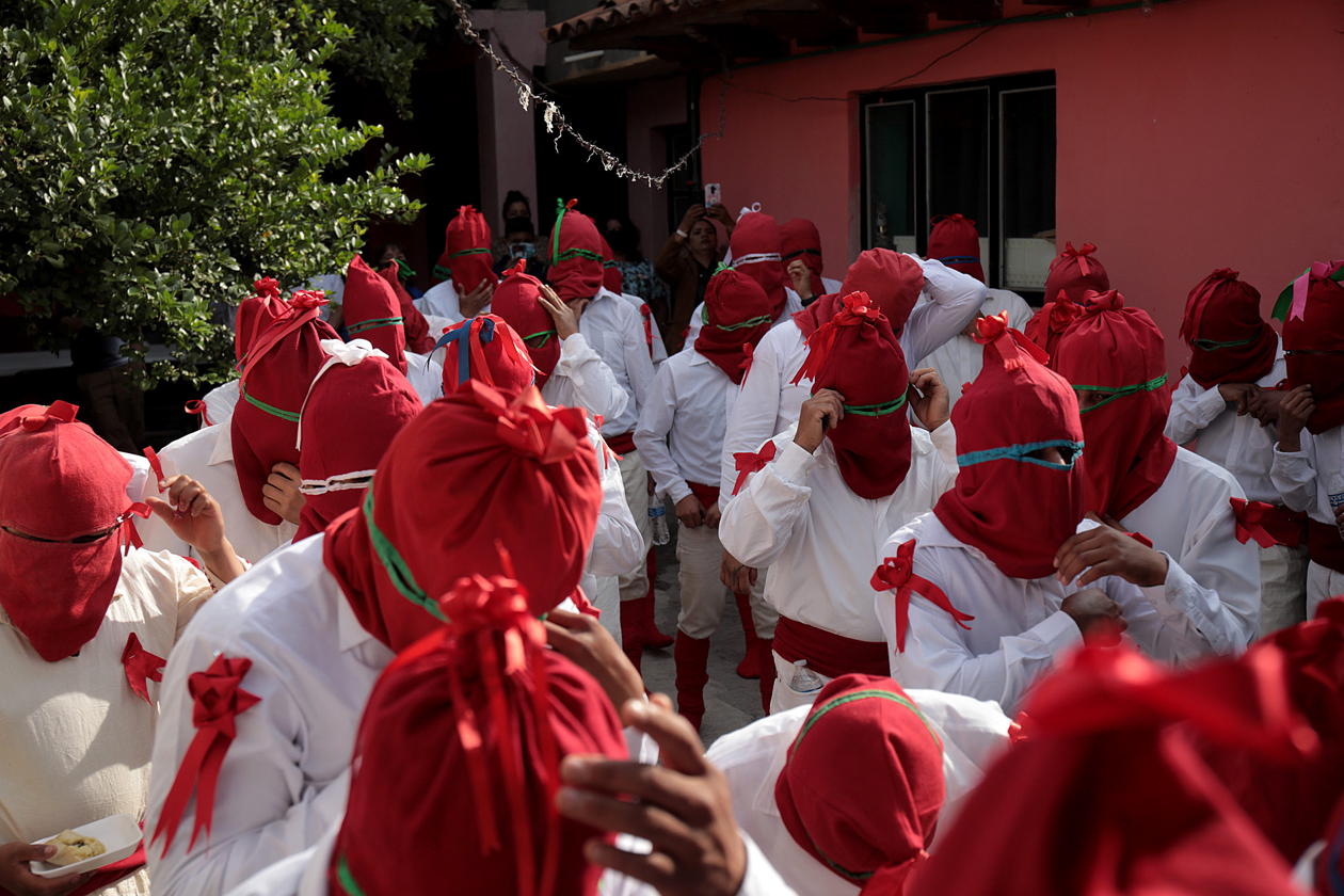 Hombres vestidos de soldados romanos con capucha roja, conocidos como “espías”, participan hoy en el ritual de la aprehensión de Jesús de Nazaret en el poblado de Tzintzuntzan, estado de Michoacán (México). 