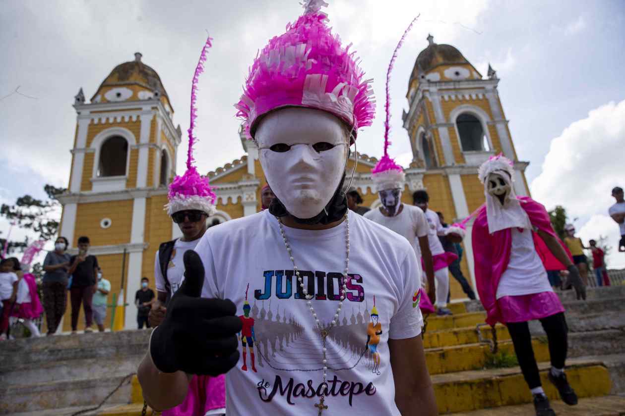  Personas disfrazadas participan en la procesión de "Los Encadenados" hoy, en Masatepe (Nicaragua)