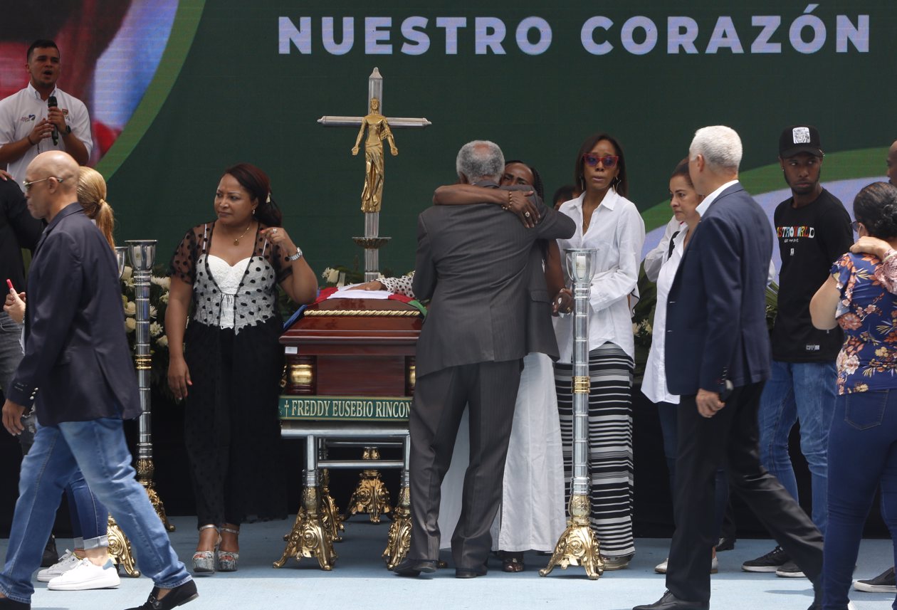 El entrenador Franciso Maturana (c) saluda a familiares del exfutbolista colombiano Freddy Rincón.