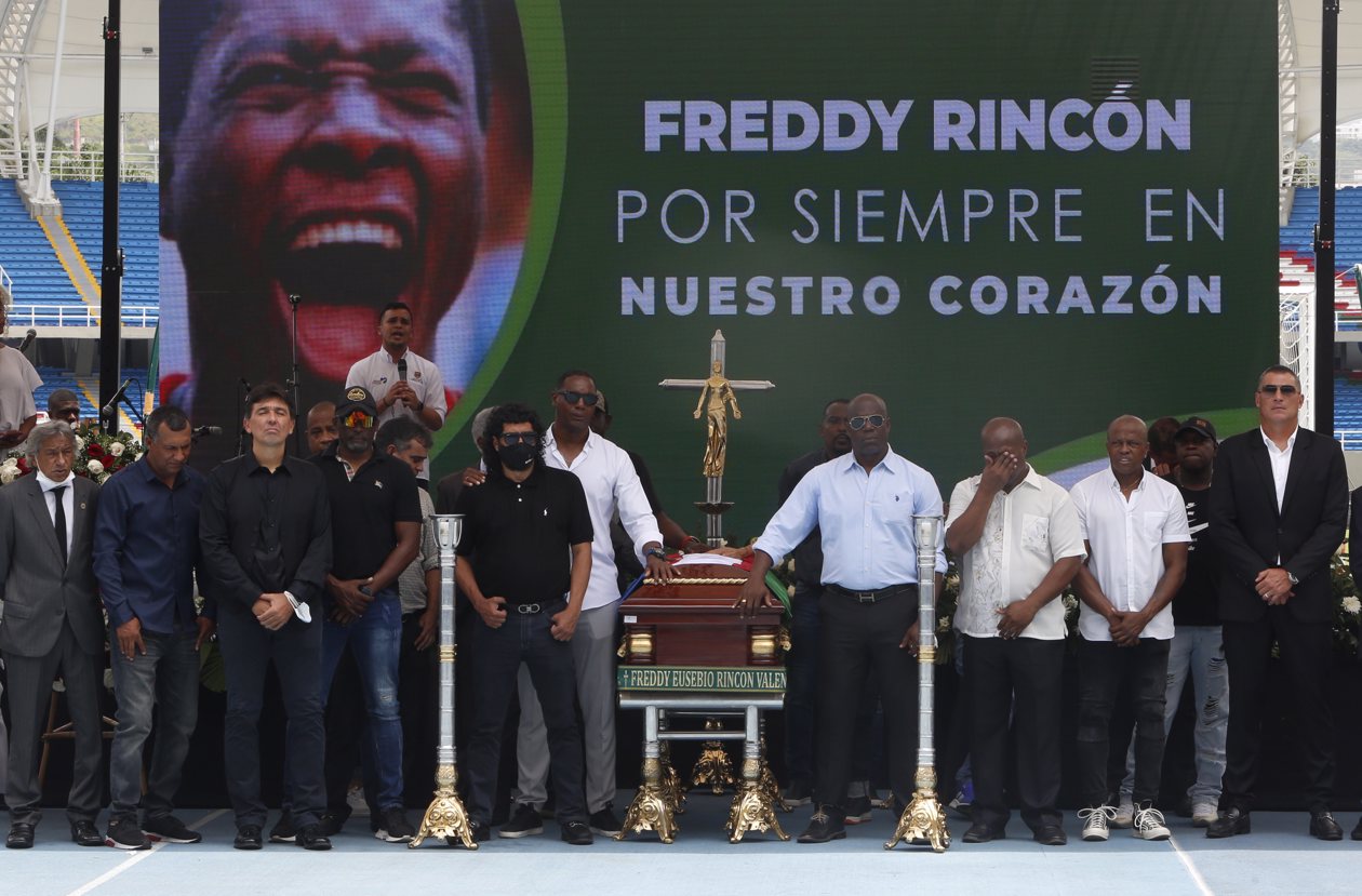 Los exfutbolistas colombianos Eduardo Niño, René Higuita, Harold Lozano y Farid Mondragón, entre otros, posan junto al féretro del exfutbolista colombiano Freddy Rincón.