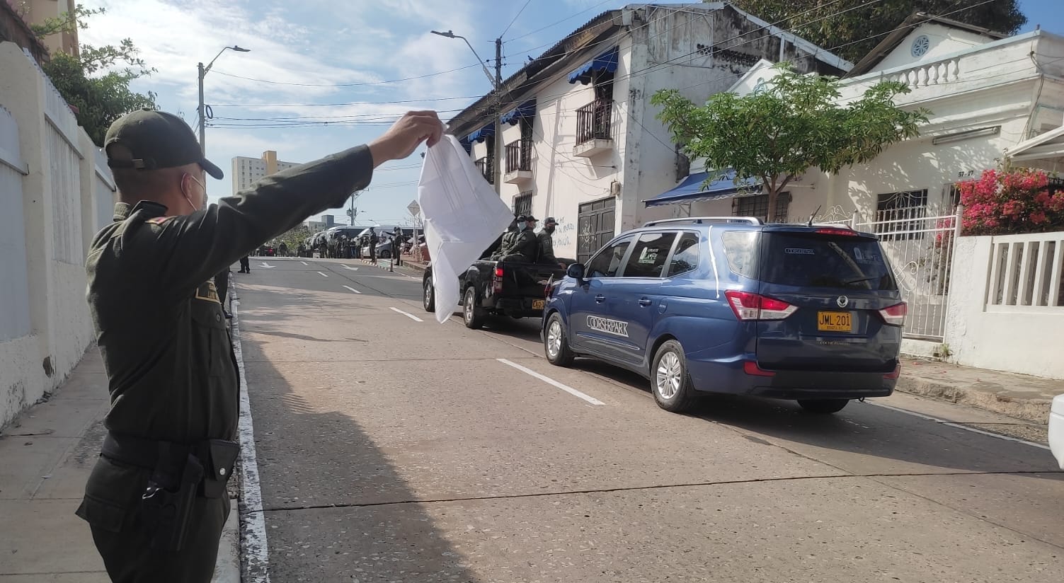 Pañuelos blancos en la despedida al patrullero Naudin Córdoba Mena.