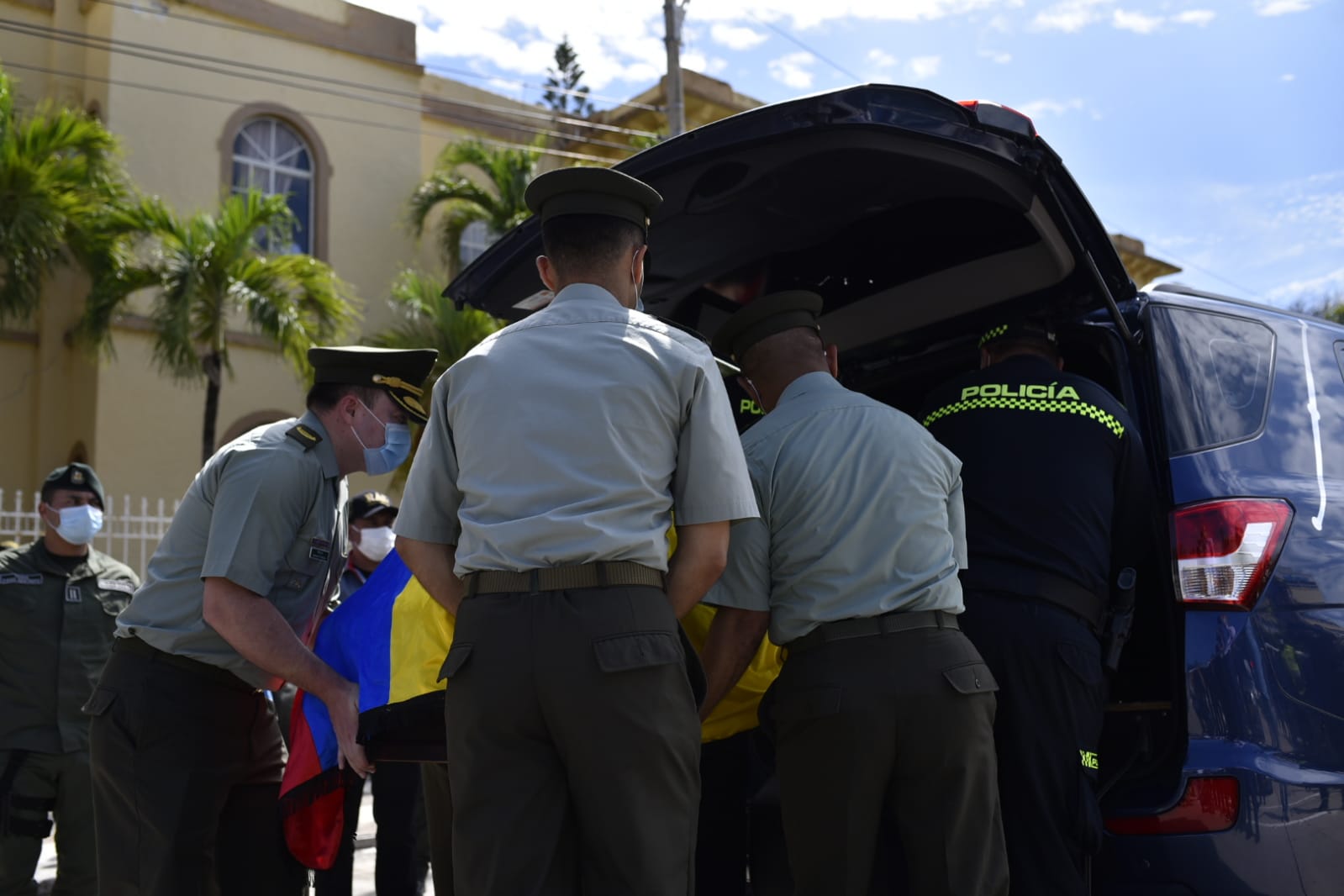 El féretero del patrullero Naudin Córdoba Mena es introducido a la carroza.