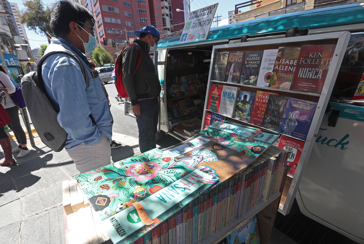 La pandemia reinventó a este librero que vende hace 23 años libros a domicilio.