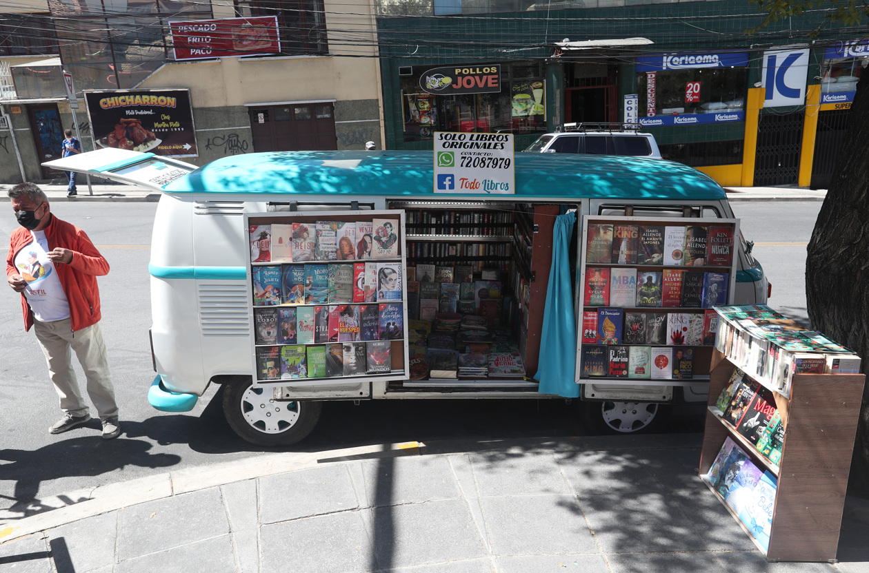 Una antigua combi, que el boliviano Carlos Ramírez acondicionó después de la pandemia para convertirla en una librería móvil o "Book Truck".