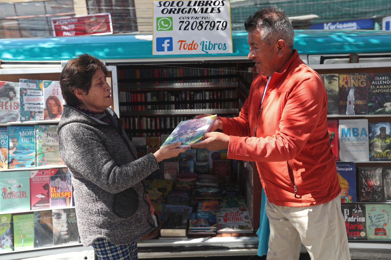 El librero boliviano Carlos Ramírez prepara junto a su esposa Miriam los libros en el "Book Truck".