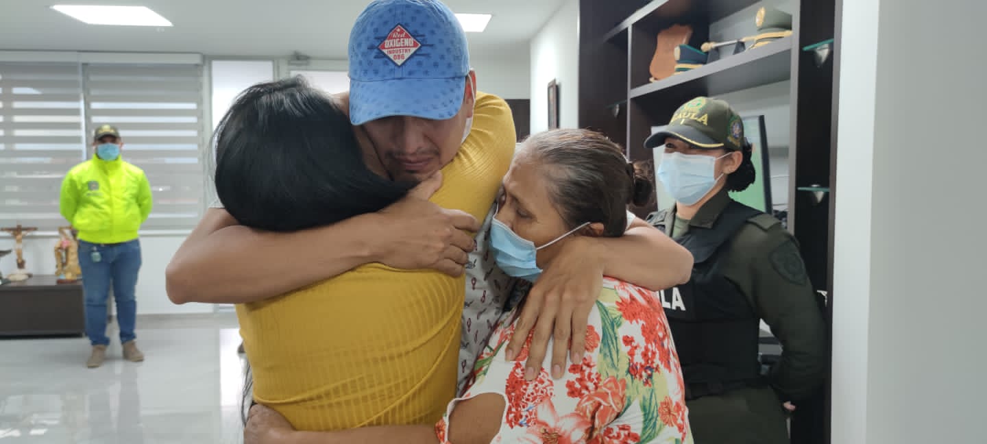 Ya se encuentra con su familia el patrullero Eleazar Esmith Vargas Ladino, quien había sido secuestrado el pasado 12 de abril en zona rural del municipio de Dagua (Valle del Cauca).