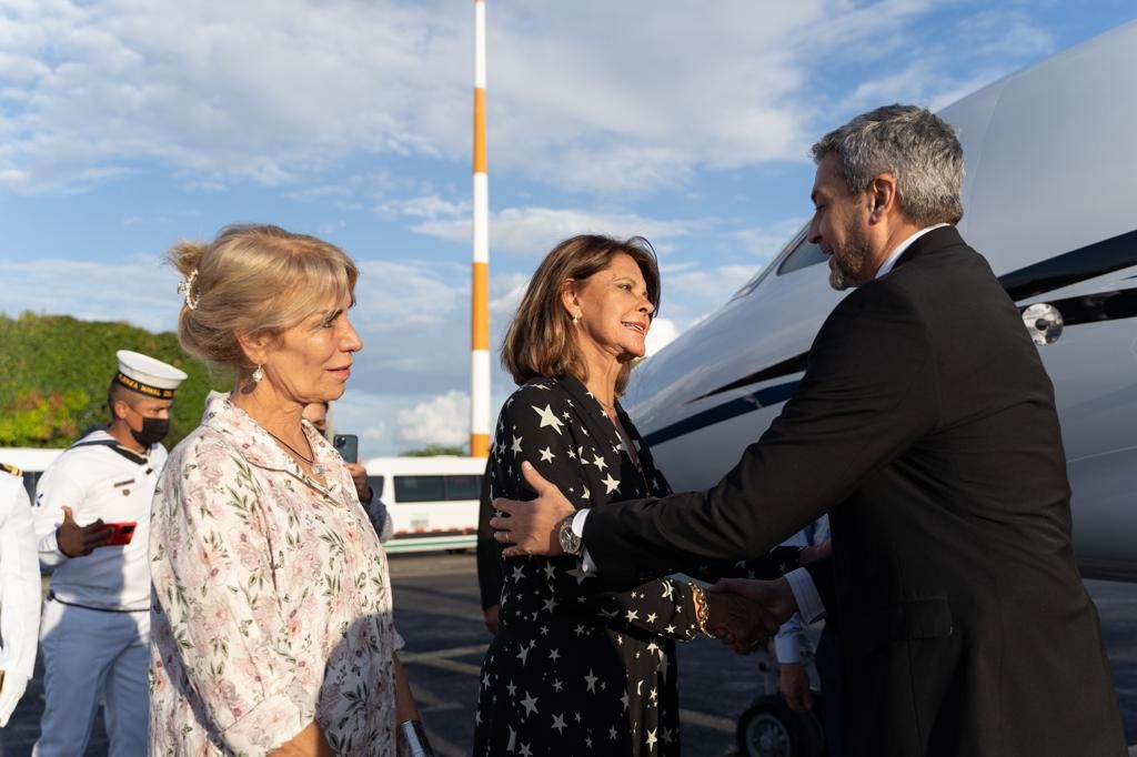 La Vicepresidenta de Colombia, Marta Lucía Ramírez, saluda al  Presidente de Paraguay, Mario Abdo Benítez.