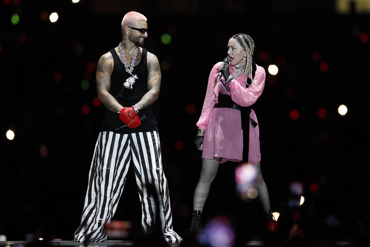 El cantante colombiano Maluma (i) canta durante su concierto "Medallo en el mapa" en Medellín (Colombia) junto a la cantante Madonna (d).
