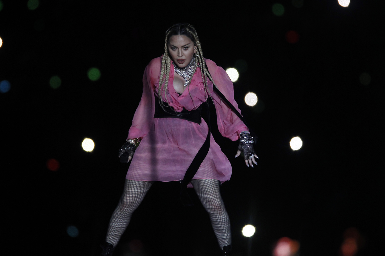 La cantante Madonna canta durante el concierto "Medallo en el mapa" del cantante Maluma en Medellín (Colombia). 