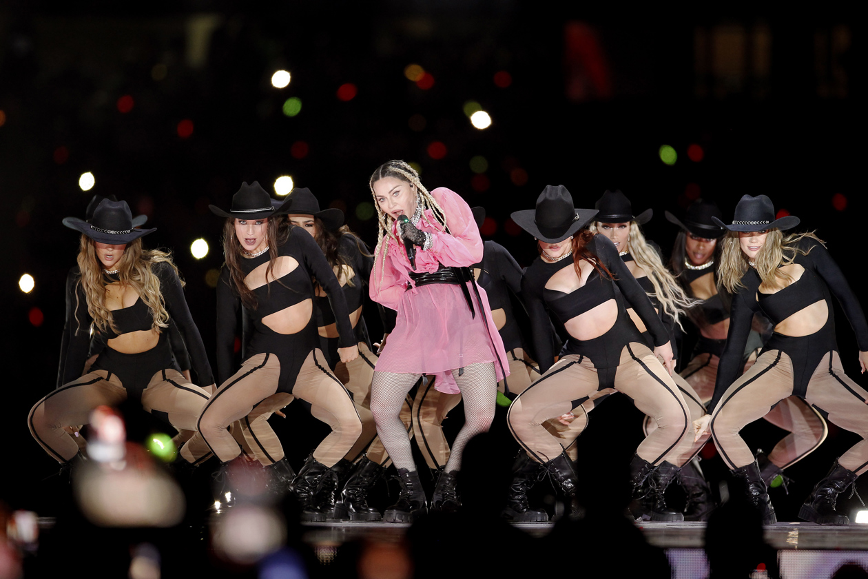 La cantante Madonna canta durante el concierto "Medallo en el mapa" del cantante Maluma en Medellín (Colombia).  