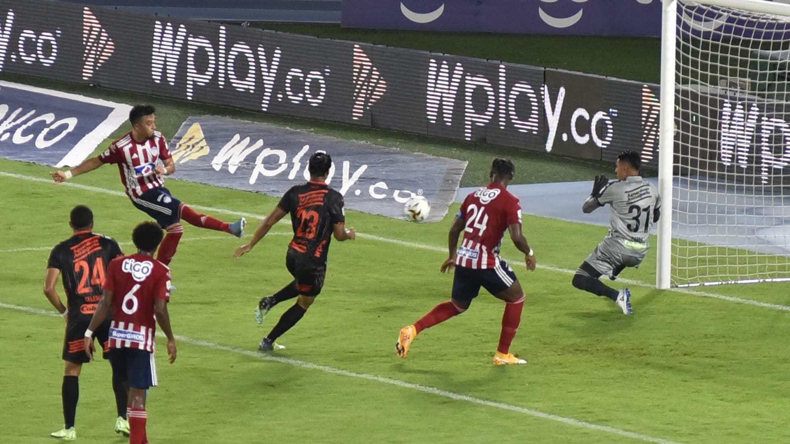 Zapatazo de Fernando uribe para el 2-0.