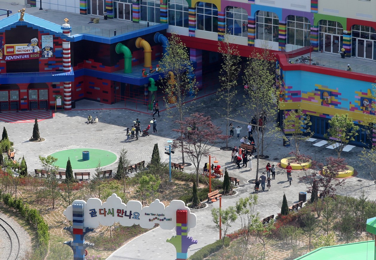 El Legoland más grande del mundo, un proyecto del grupo británico Merlin Entertainment Group, está programado para abrir el 5 de mayo cuando el país celebre Día del Niño. 