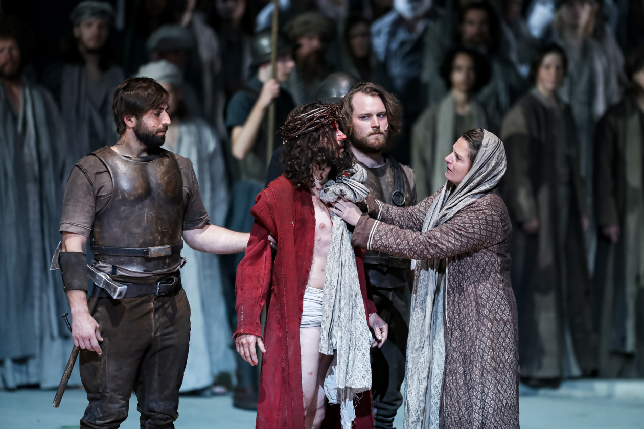 Rochus Rueckel como Jesús (L) y Andrea Hecht (C) como María actúan en el escenario durante un ensayo de la obra 'Obra del sufrimiento, muerte y resurrección de nuestro Señor Jesucristo' en el Teatro Passion Play en Oberammergau, Alemania. 