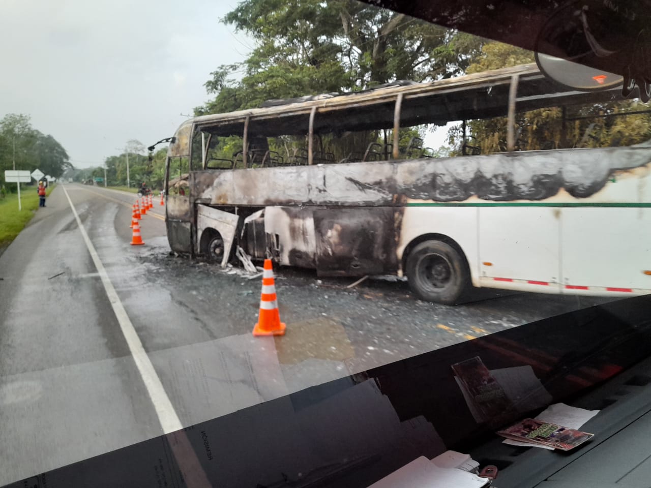 Bus incendiado en la vía que de San Onofre conduce a Sincelejo.