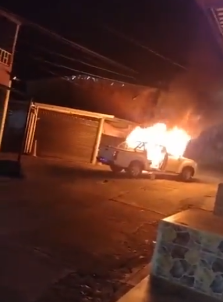 Desconocidos quemaron una camioneta en Segovia.