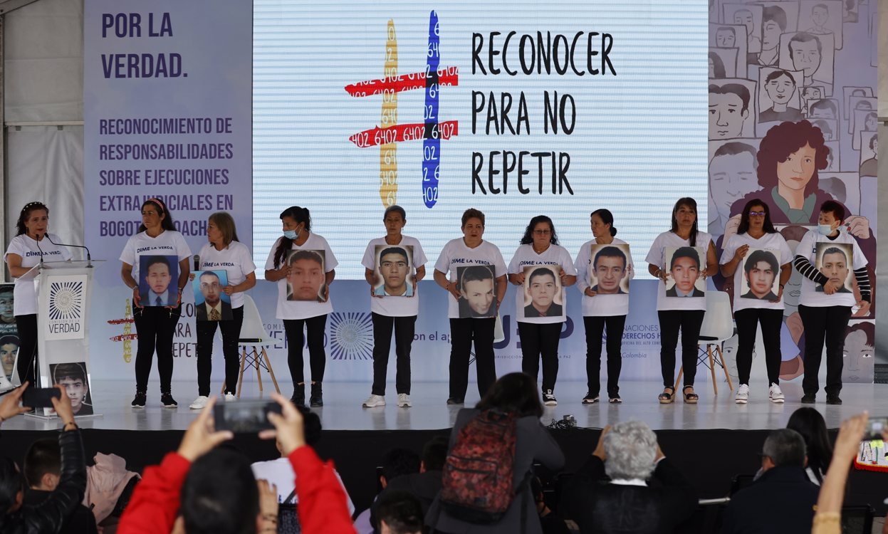  Víctimas e integrantes del colectivo Madres de los Falsos Positivos de Colombia (Mafapo) participan en la audiencia celebrada por la Comisión de la Verdad sobre las ejecuciones extraoficiales de civiles hoy, en Soacha.