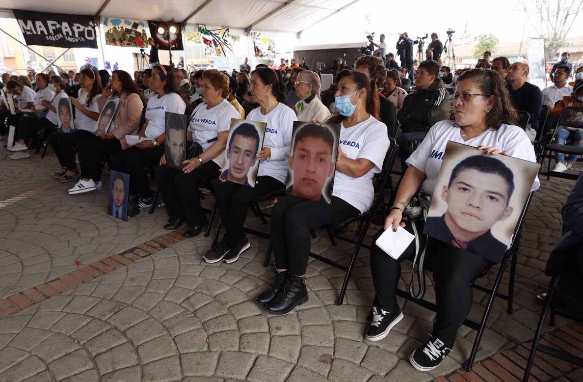 Integrantes del colectivo Madres de los Falsos Positivos de Colombia (Mafapo) participan en la audiencia celebrada por la Comisión de la Verdad sobre las ejecuciones extraoficiales de civiles hoy, en Soacha (Colombia).