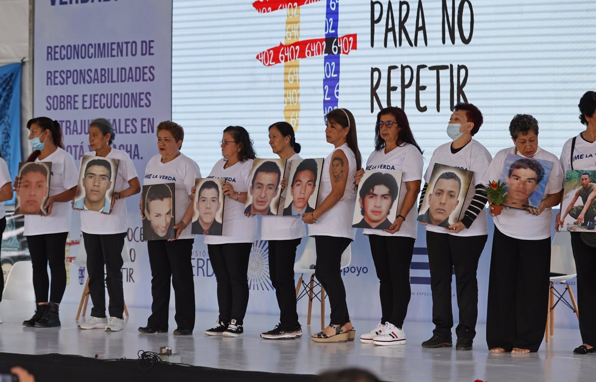 Integrantes del colectivo Madres de los Falsos Positivos de Colombia (Mafapo) participan en la audiencia celebrada por la Comisión de la Verdad sobre las ejecuciones extraoficiales de civiles hoy, en Soacha (Colombia).