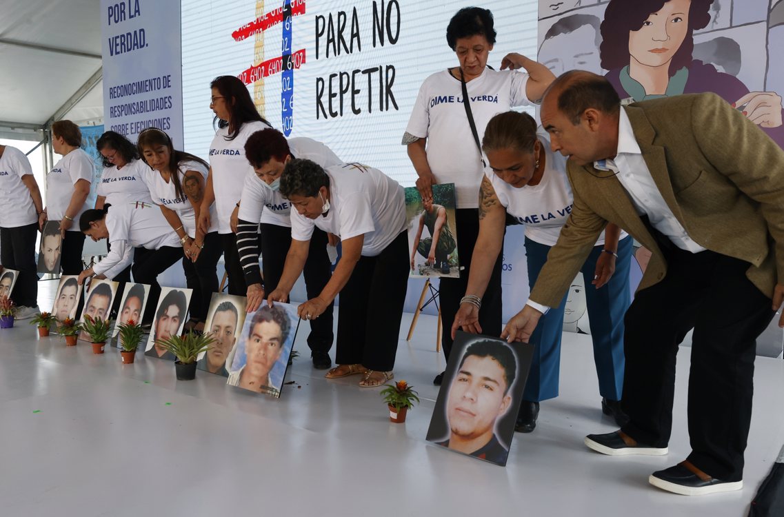 Integrantes del colectivo Madres de los Falsos Positivos de Colombia (Mafapo) participan en la audiencia celebrada por la Comisión de la Verdad sobre las ejecuciones extraoficiales de civiles hoy, en Soacha.