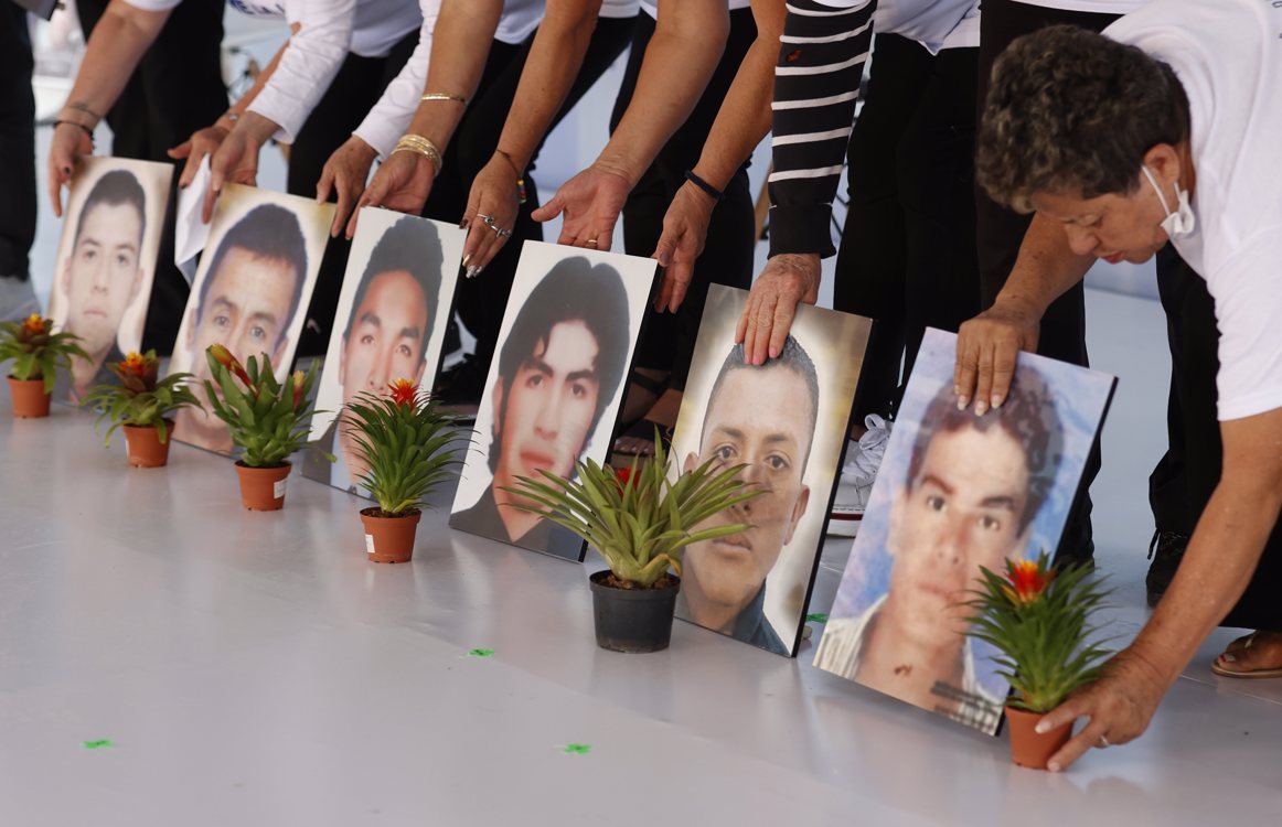 Víctimas e integrantes del colectivo Madres de los Falsos Positivos de Colombia (Mafapo) participan en la audiencia celebrada por la Comisión de la Verdad sobre las ejecuciones extraoficiales de civiles hoy, en Soacha (Colombia).