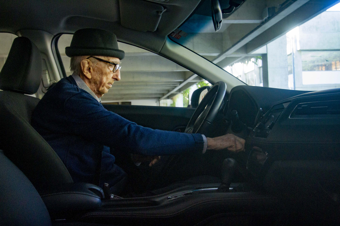 Walter Orthmann, de 100 años, conduce su vehículo el 12 de mayo de 2022 en Brusque, estado de Santa Catarina (Brasil).