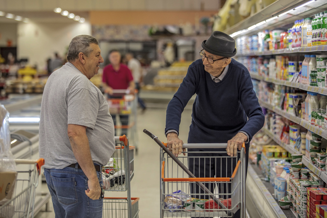  Walter Orthmann, de 100 años, hace compras en un supermercado en Brusque, estado de Santa Catarina (Brasil).