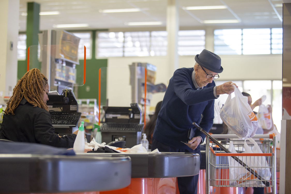  Walter Orthmann, de 100 años, hace compras en un supermercado en Brusque, estado de Santa Catarina (Brasil).