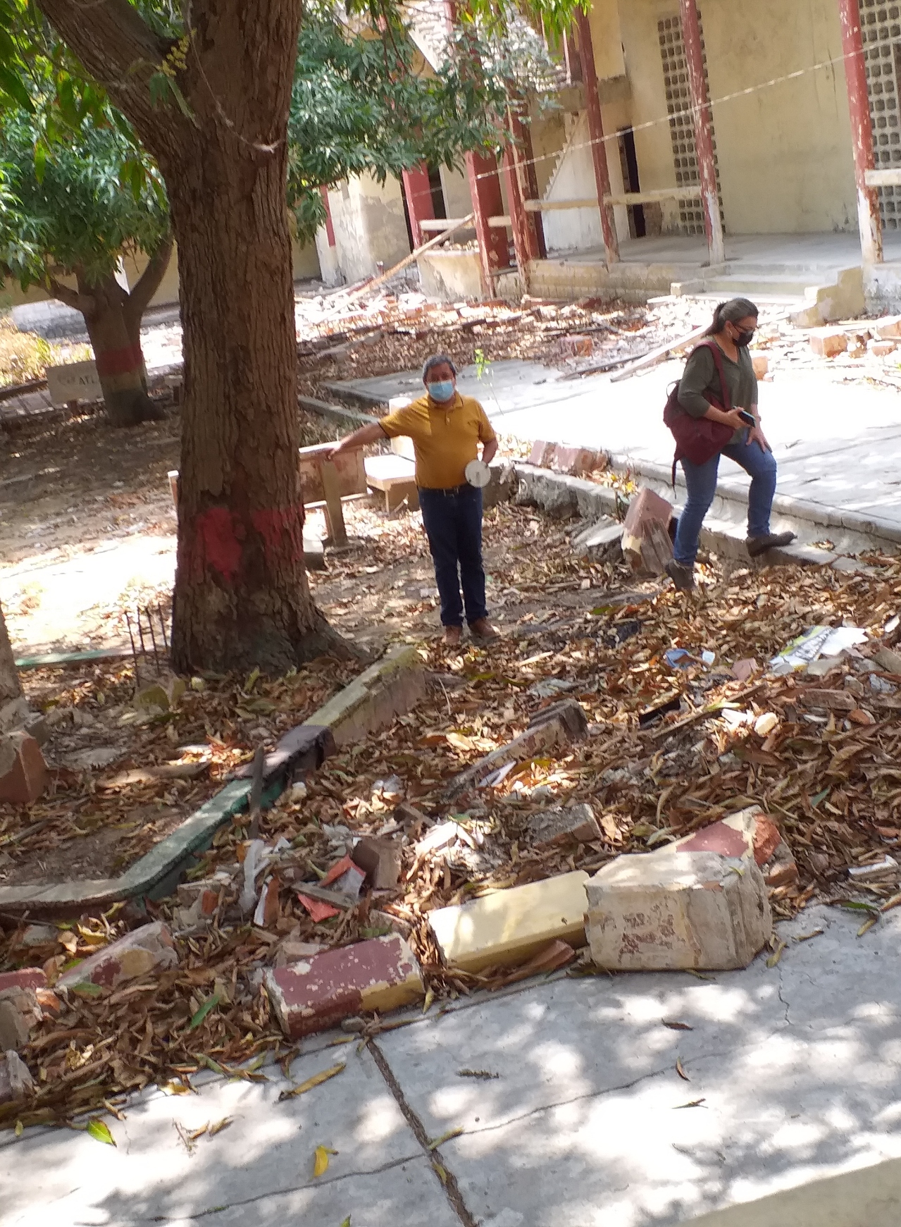 Severo Ramirez, rector,y Lenny Cuello Escobar, de la Secretaria de infraestructura, en una recorrido reciente en el interior del edificio, la basura se acumula por doquier.