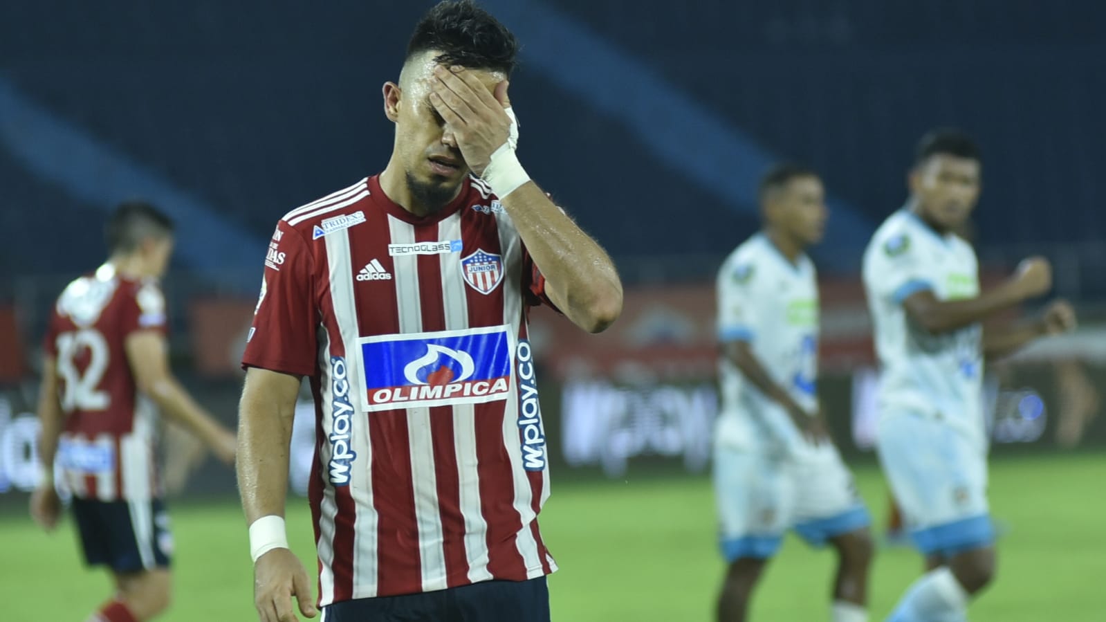 El goleador Fernando Uribe expresando la tristeza por la goleada recibida.