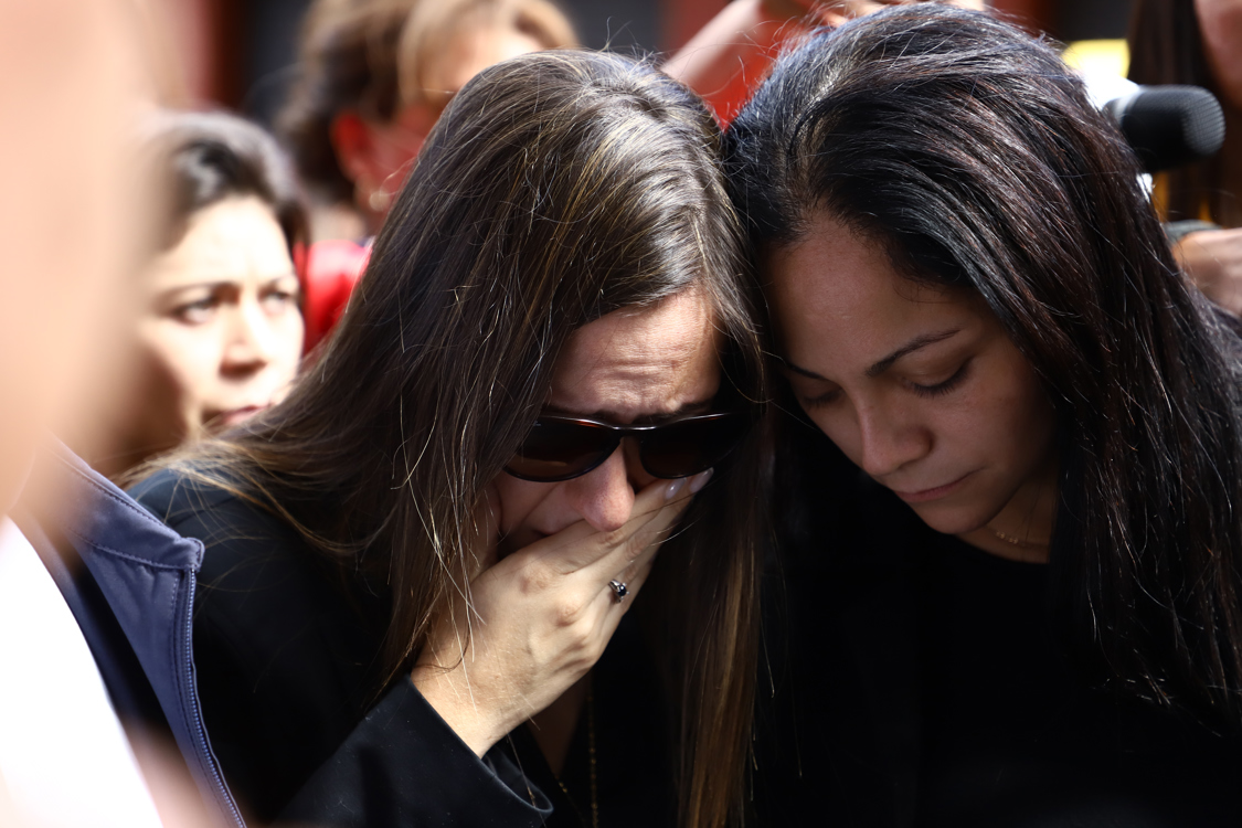 La esposa del fiscal asesinado en Colombia Marcelo Pecci, Claudia Aguilera, y Mónica Pecci, hermana del fiscal, reaccionan hoy, en el estadio Rogelio S. Livieres, en Asunción (Paraguay).  