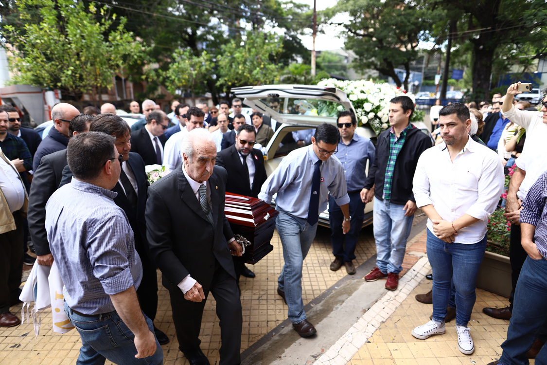  El padre del fiscal asesinado en Colombia Marcelo Pecci, Francisco Pecci, carga el ataúd con los restos de su hijo Marcelo Pecci hoy, en la iglesia de San José, en Asunción (Paraguay).