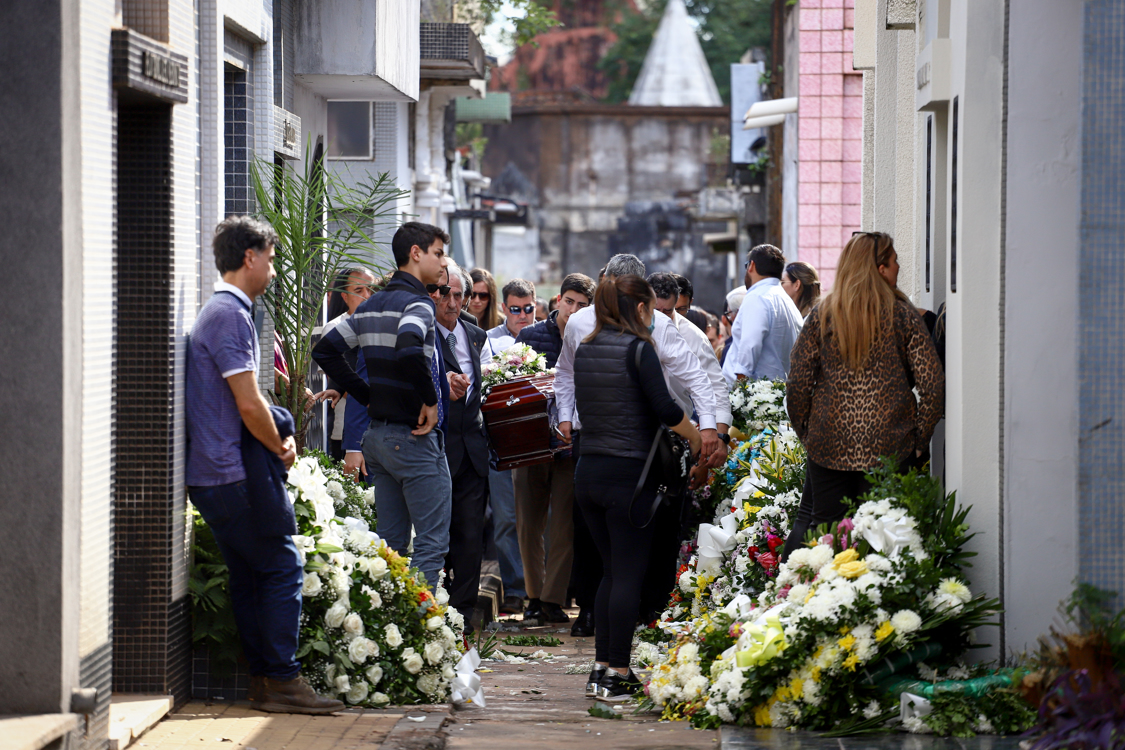 - Familiares del Fiscal asesinado Marcelo Pecci ingresan el féretro al panteón de la familia hoy, en el Cementerio de la Recoleta de Asunción (Paraguay).