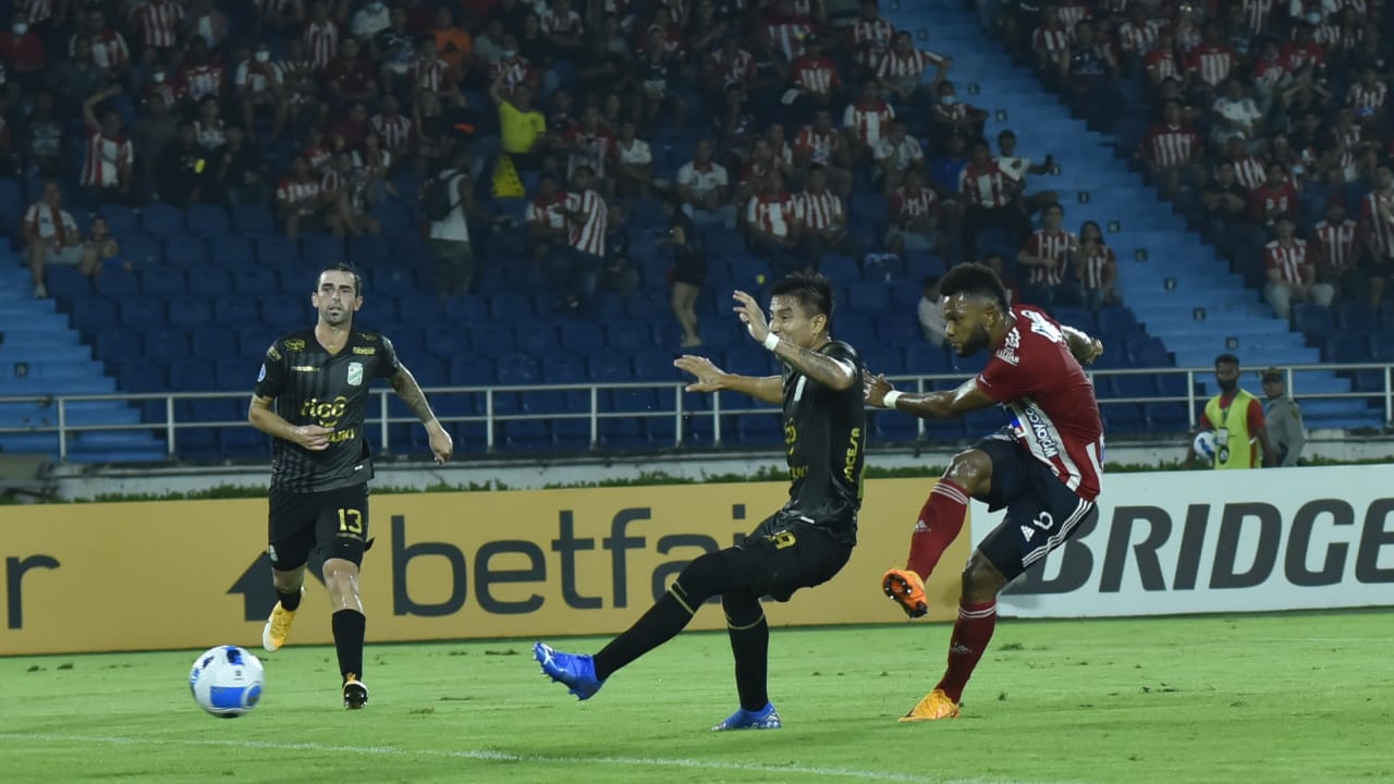 Remate de Miguel Ángel Borja para el segundo gol.