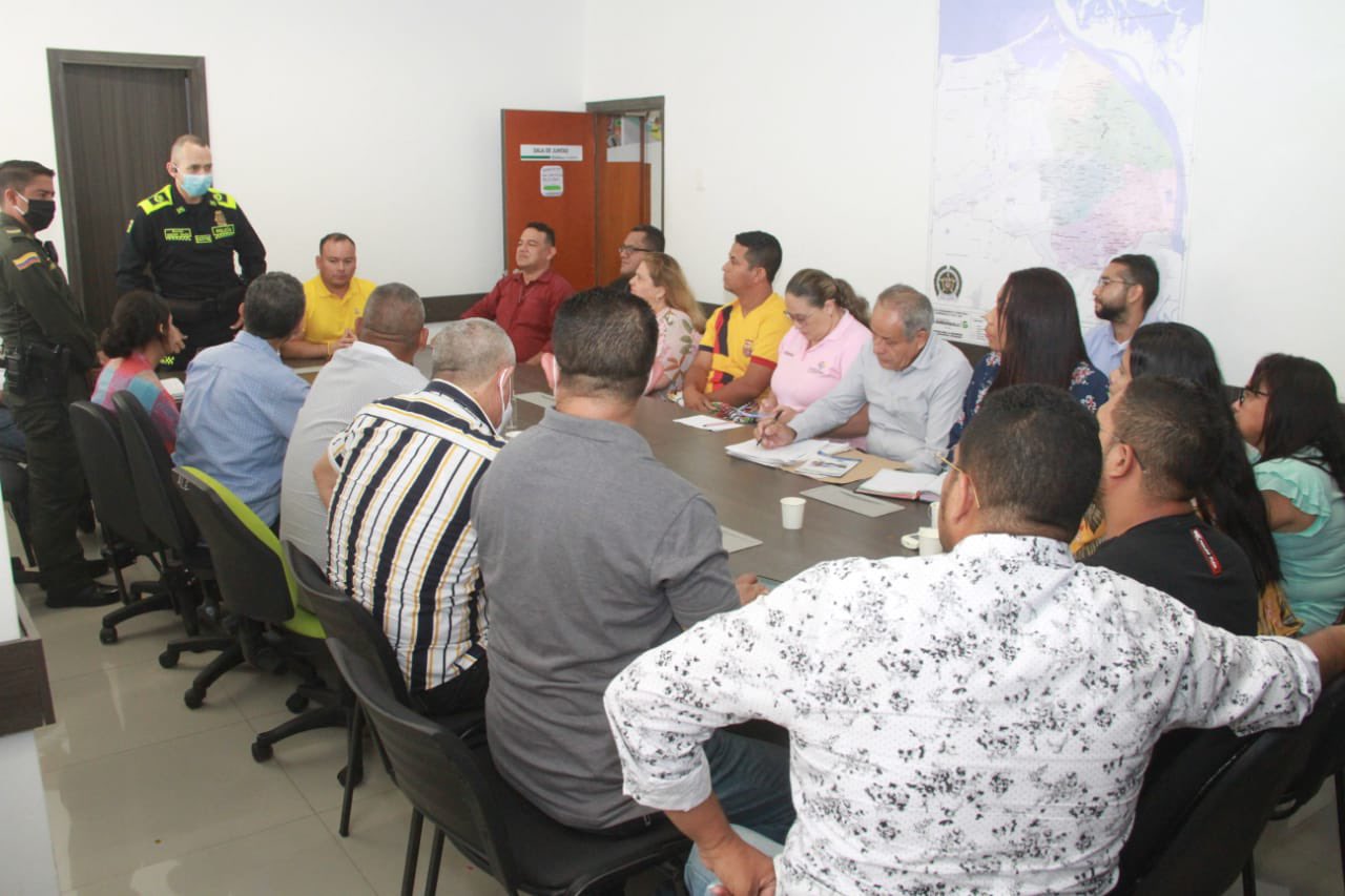 Reunión de líderes y administradores de conjunto residenciales de Caribe Verde con la Policía y el Distrito de Barranquilla. 