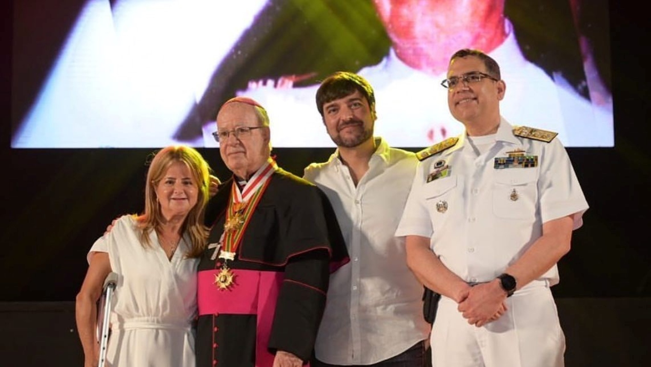 El alcalde de Barranquilla, Jaime Pumarejo, y la gobernadora Elsa Noguera, durante el homenaje a Víctor Tamayo.